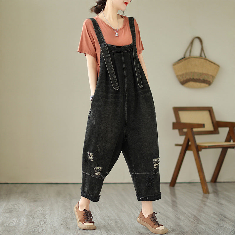 Moderigtige slidte denim-bukser med stropper