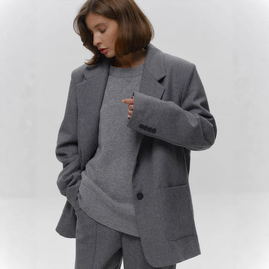 Løs og varm enkel pullover i ensfarvet strikket sweater