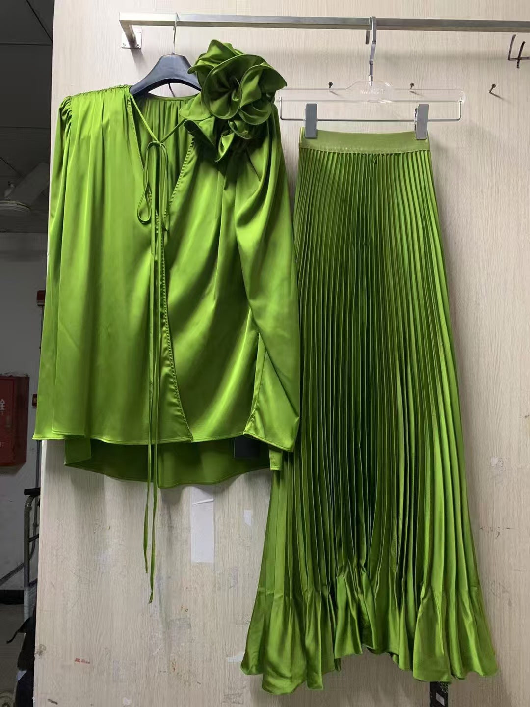 V-neck Three-dimensional Flower Loose Shirt Stretch Belt Pleated Skirt Suit