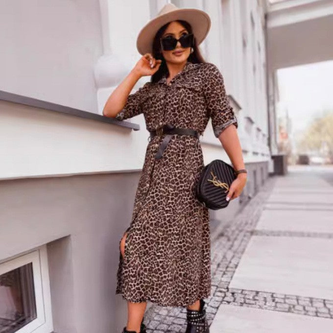 Midi-kjole til kvinder med leopardprint og spænder ved manchetterne