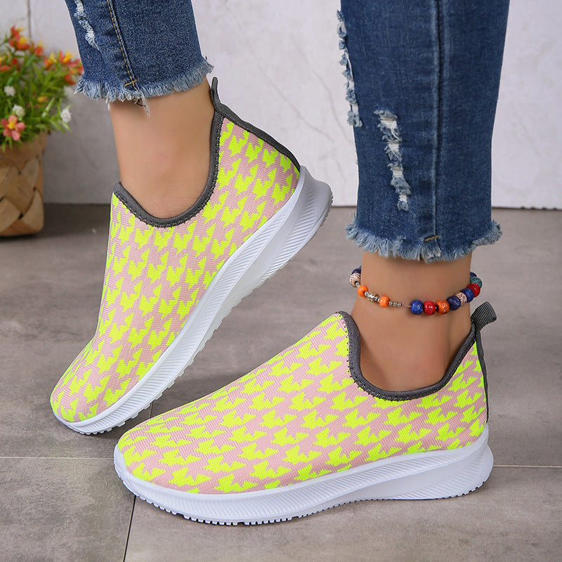 Houndstooth-mønstrede sneakers med rund snude og mesh-flade sko
