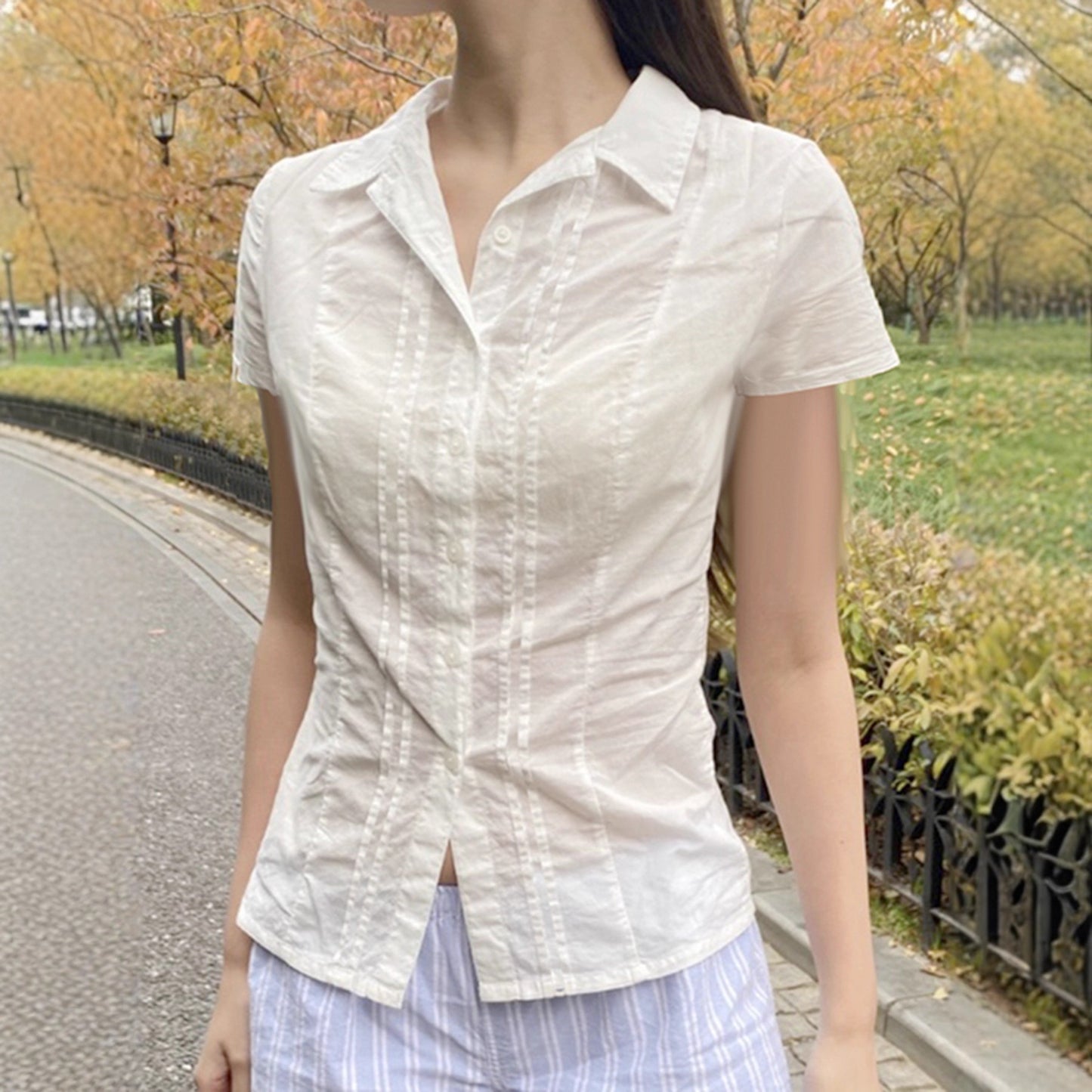 Koreansk universitetsstil basic style skjorte med skuldre og talje der fremhæves
