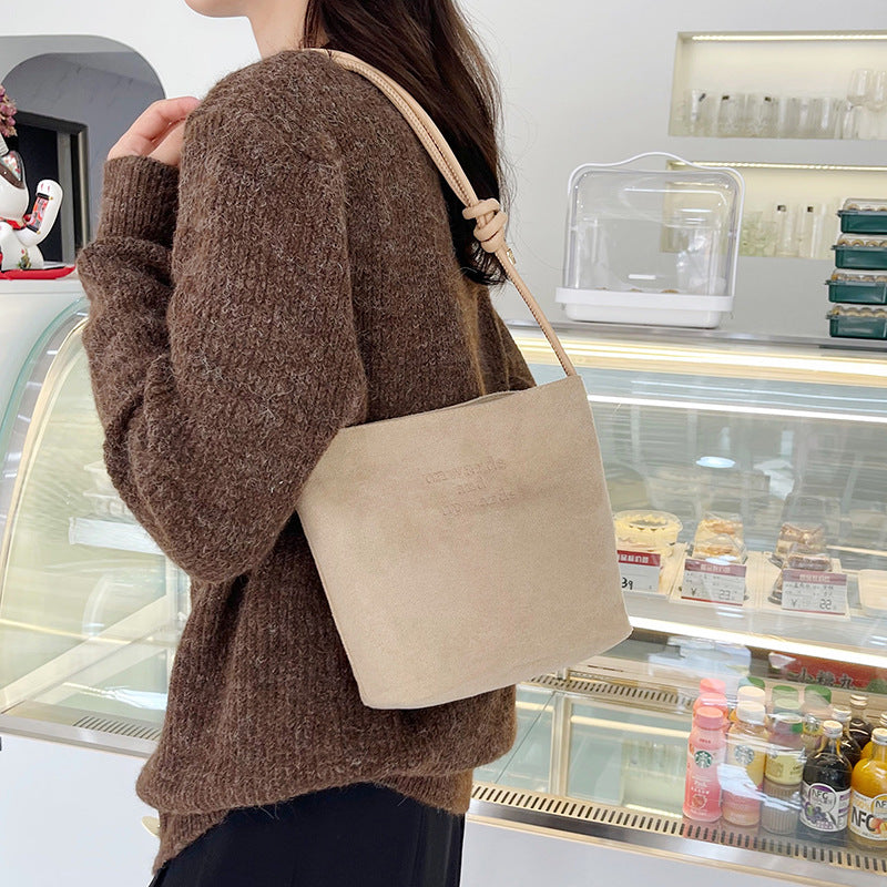 Ny skuldertaske i vintage ruskind til kvinder – en supertrendy must-have bucket-taske