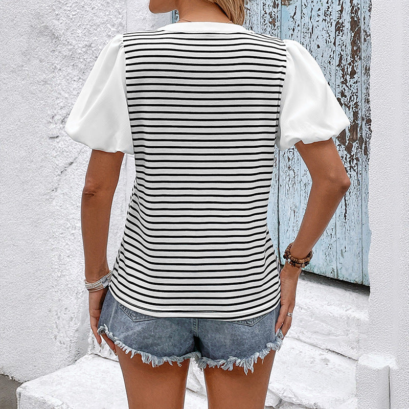 Stribet T-shirt til kvinder med lille opretstående krave