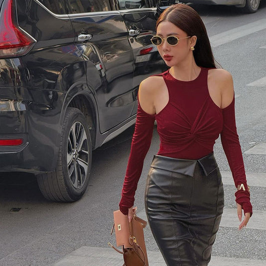 Moderne slim-fit todelt off-shoulder jumpsuit med snoede lange ærmer