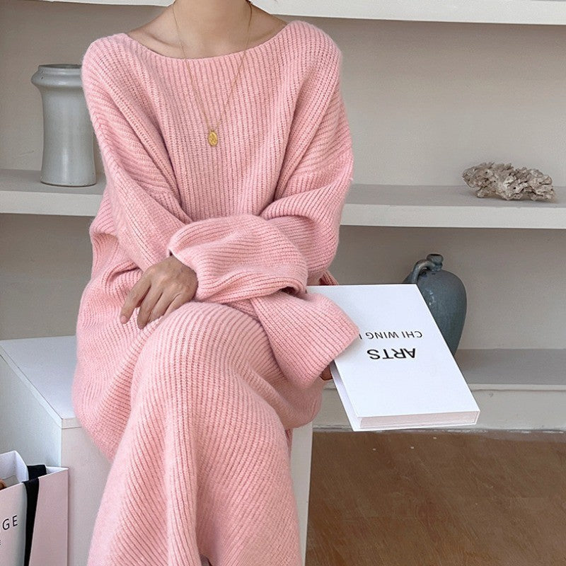 En knælang strikket sweaterkjole skaber et raffineret og elegant look til den moderne kvinde