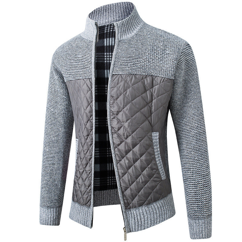 Stribet, ternet herresweater med lynlås og høj krave