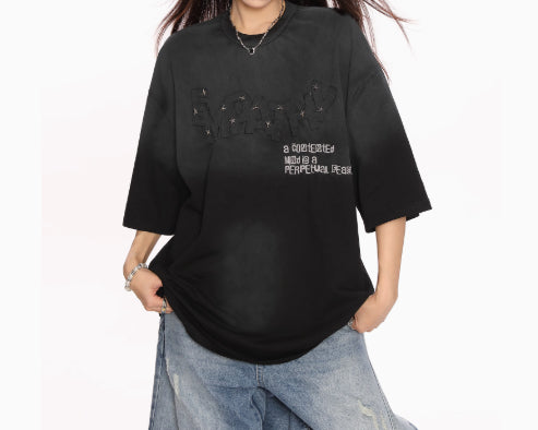 Amerikansk retro- T-shirt med nittet bogstavtryk, nedtonet farve og slidt look