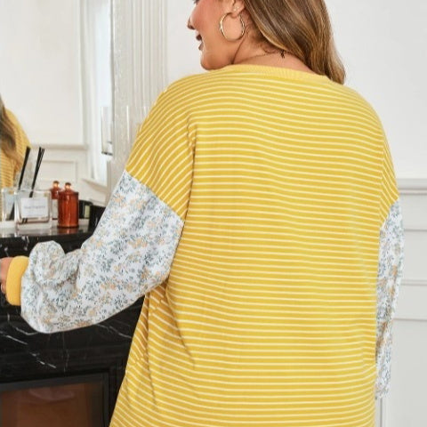 Gulstribet stribet kontrastblomstret patchwork top med løse ærmer i store størrelser