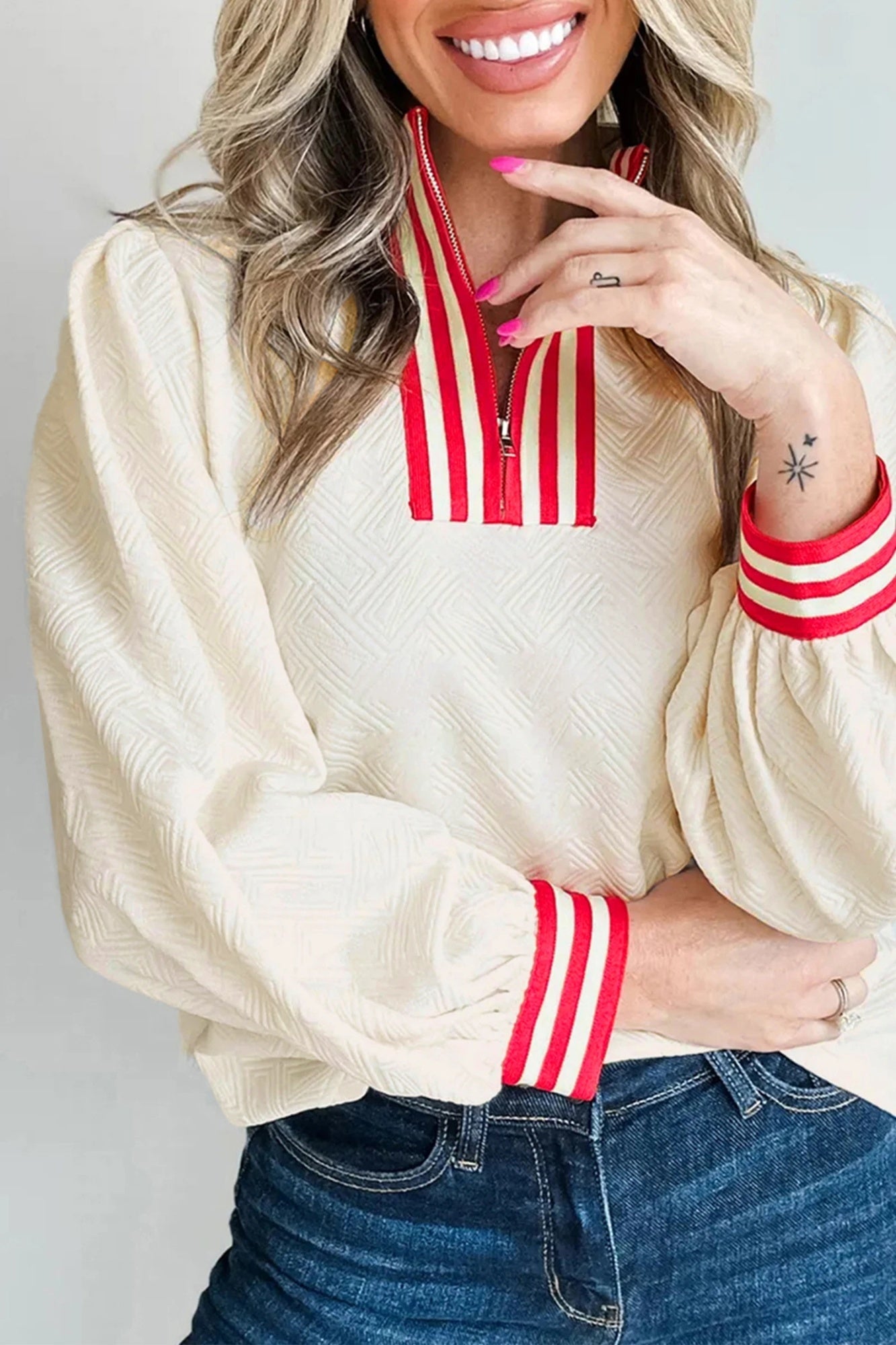 Hvid tekstureret strikket pullover med kontraststriber og dekorativ lynlåskrave