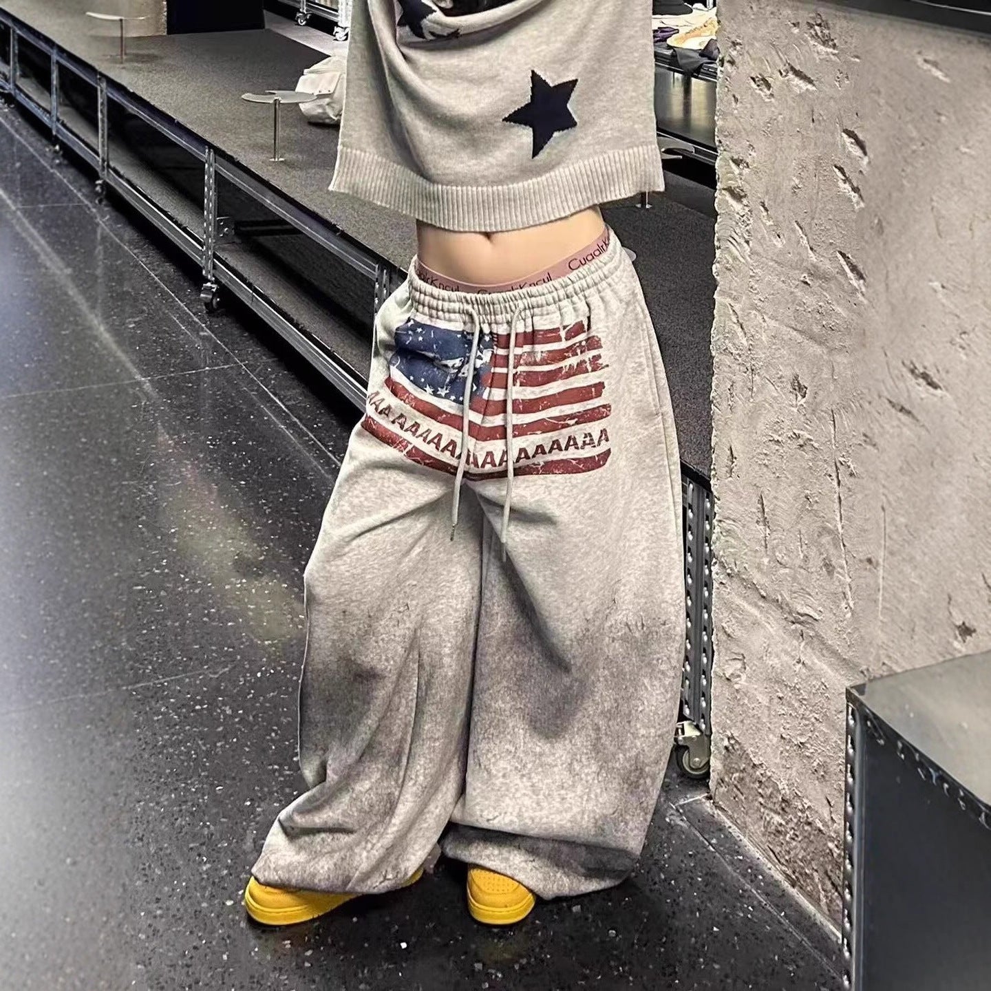 Ubesværet-stil denimjeans med slidt tie-dye og brede ben i joggingbuksestil