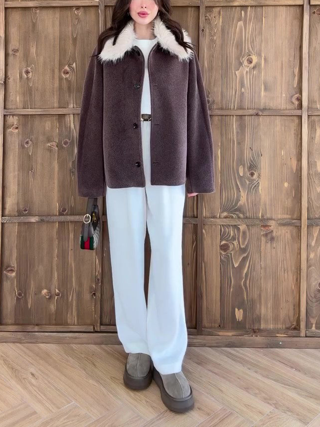 Brun oversize frakke med hvid krave i imiteret pels