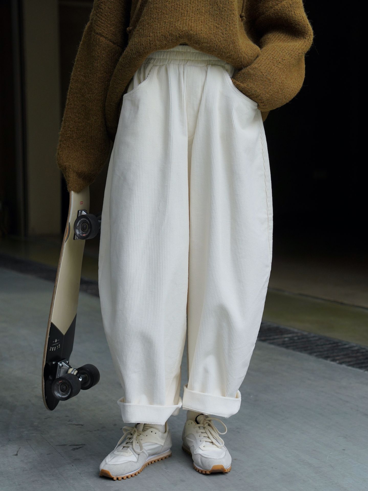 Corduroy Casual Pants With A Relaxed Slimming Fit And Elastic Waist For Women