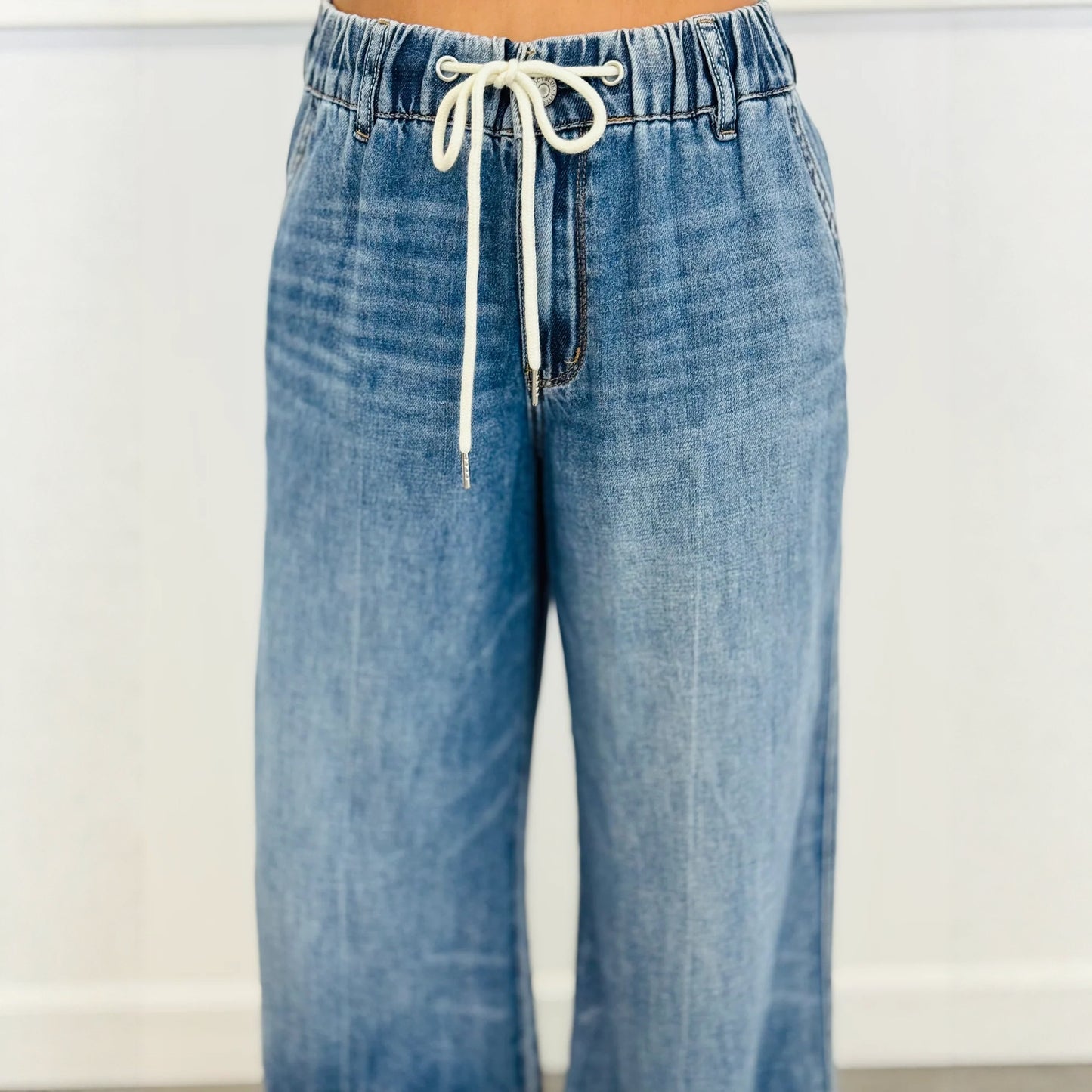 Retro højtaljede let udsvungne jeans med strækbar linning