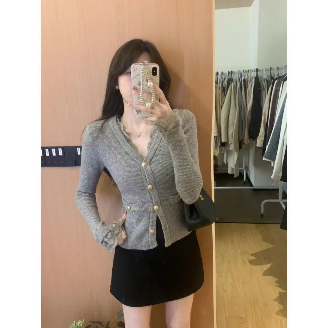 Elegant blonde V-udskæring sweater med guldfarvede knapper
