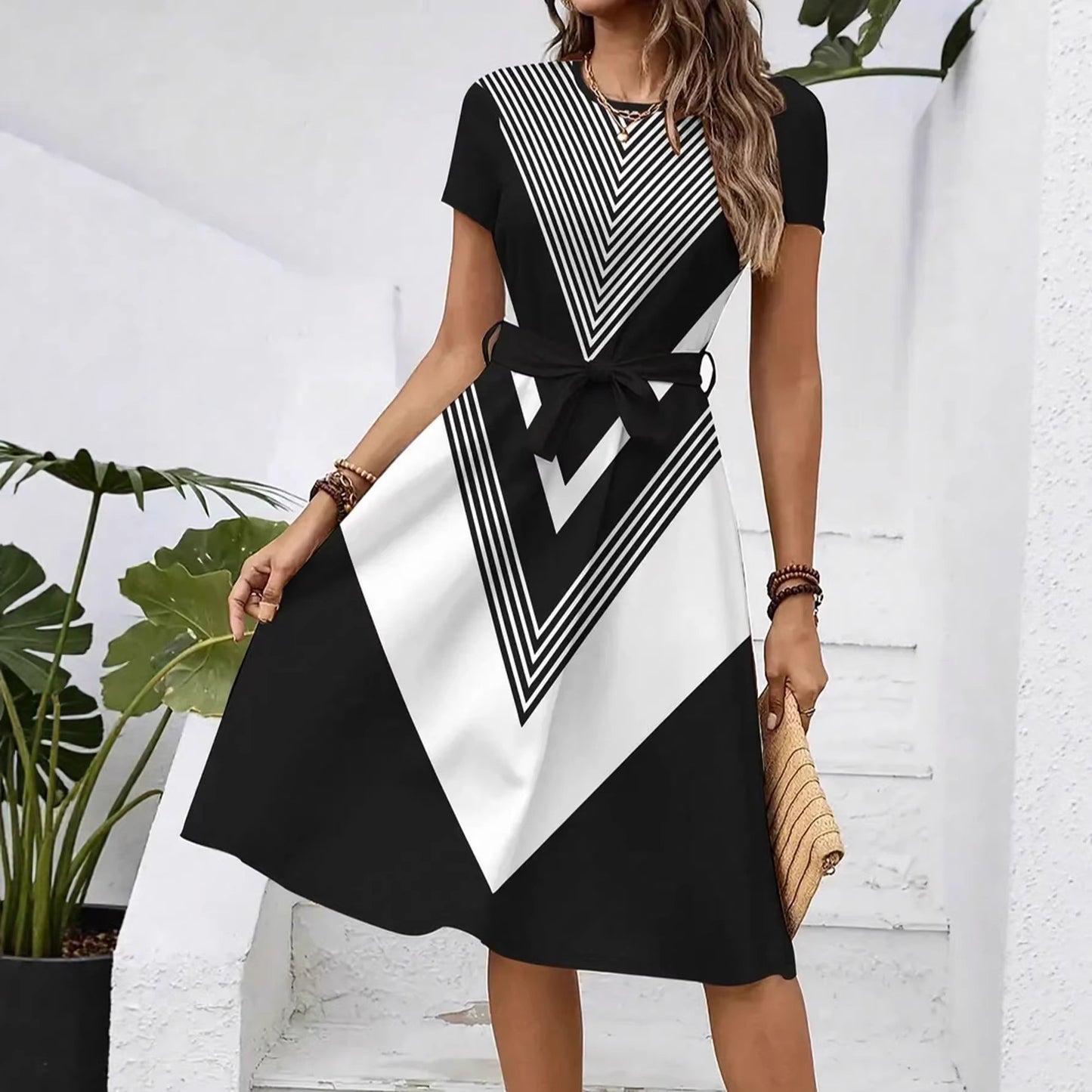 Womens Loose-fitting Dress With Short Sleeves A Crew Neck And A Belt