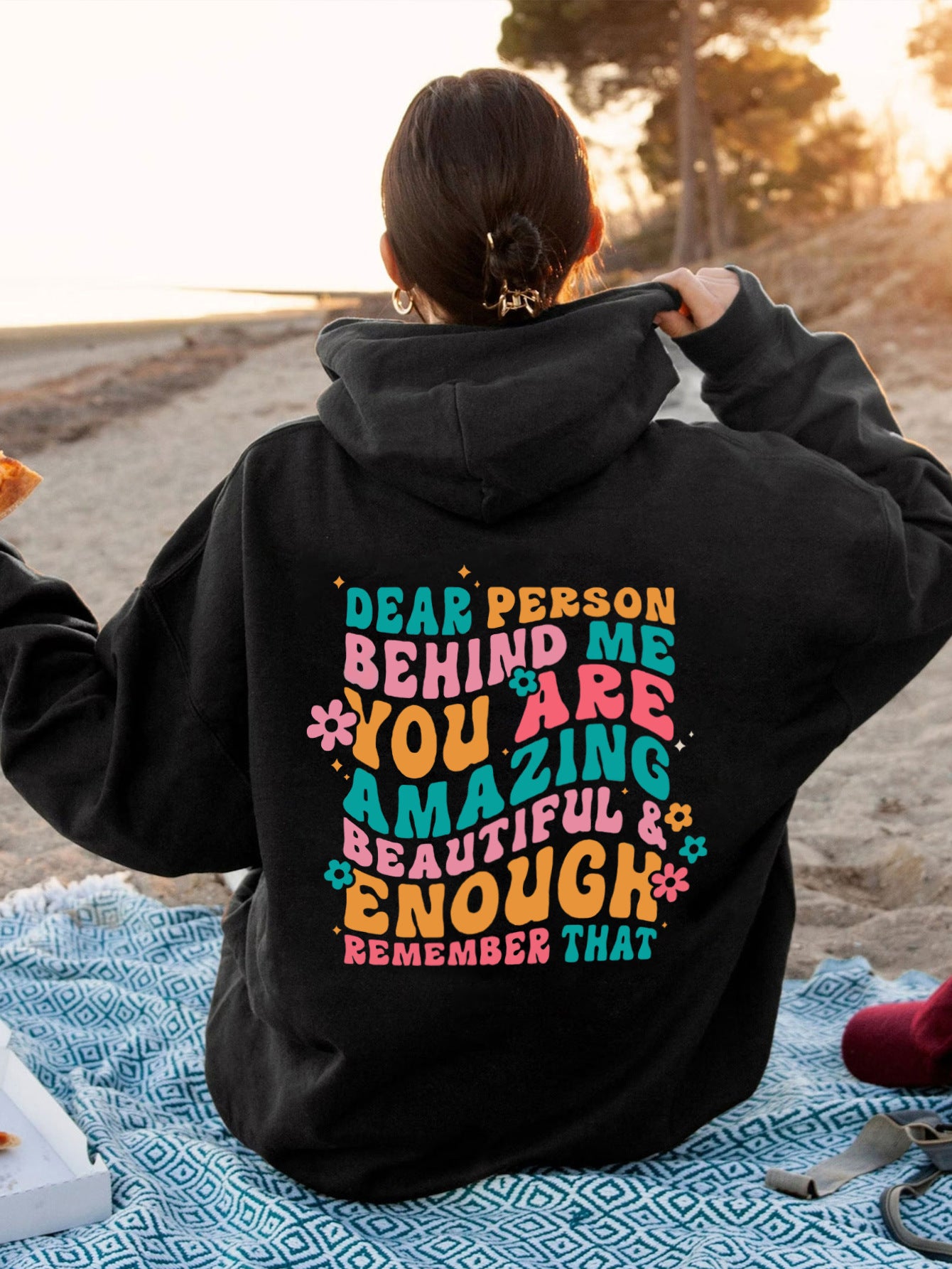 Oversized hoodie til kvinder med tekst bagpå til vinter