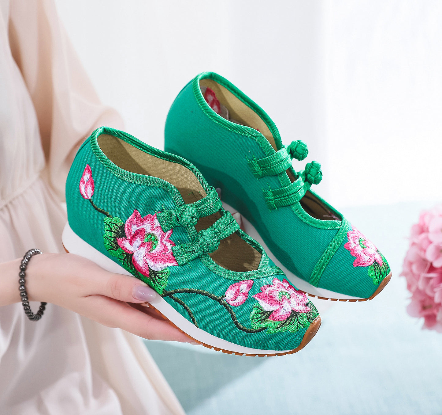 Leisure Embroidery Two-color Rubber Sneaker