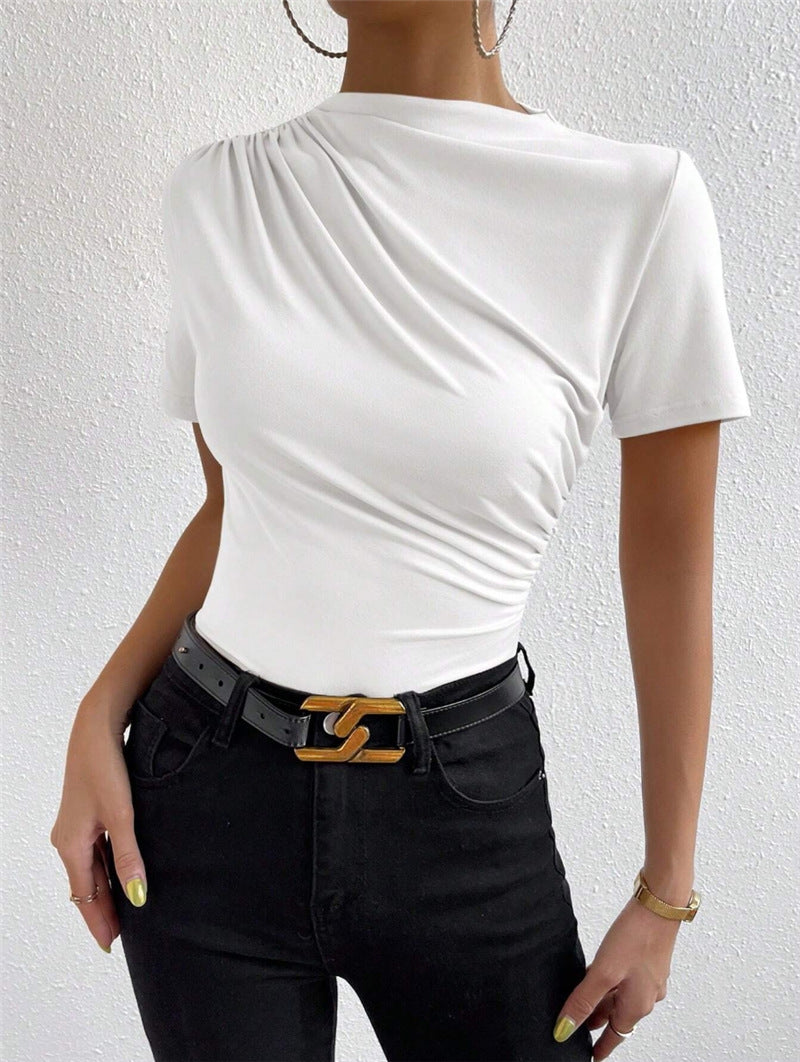 Kortærmet slimfit T-shirt til kvinder med lille rullekrave og plissering