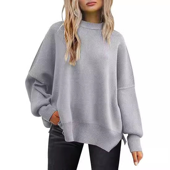Strikket sweater med rund hals, løs pasform og slidser i siderne. Ensfarvet sweater med flagermusærmer til kvinder.