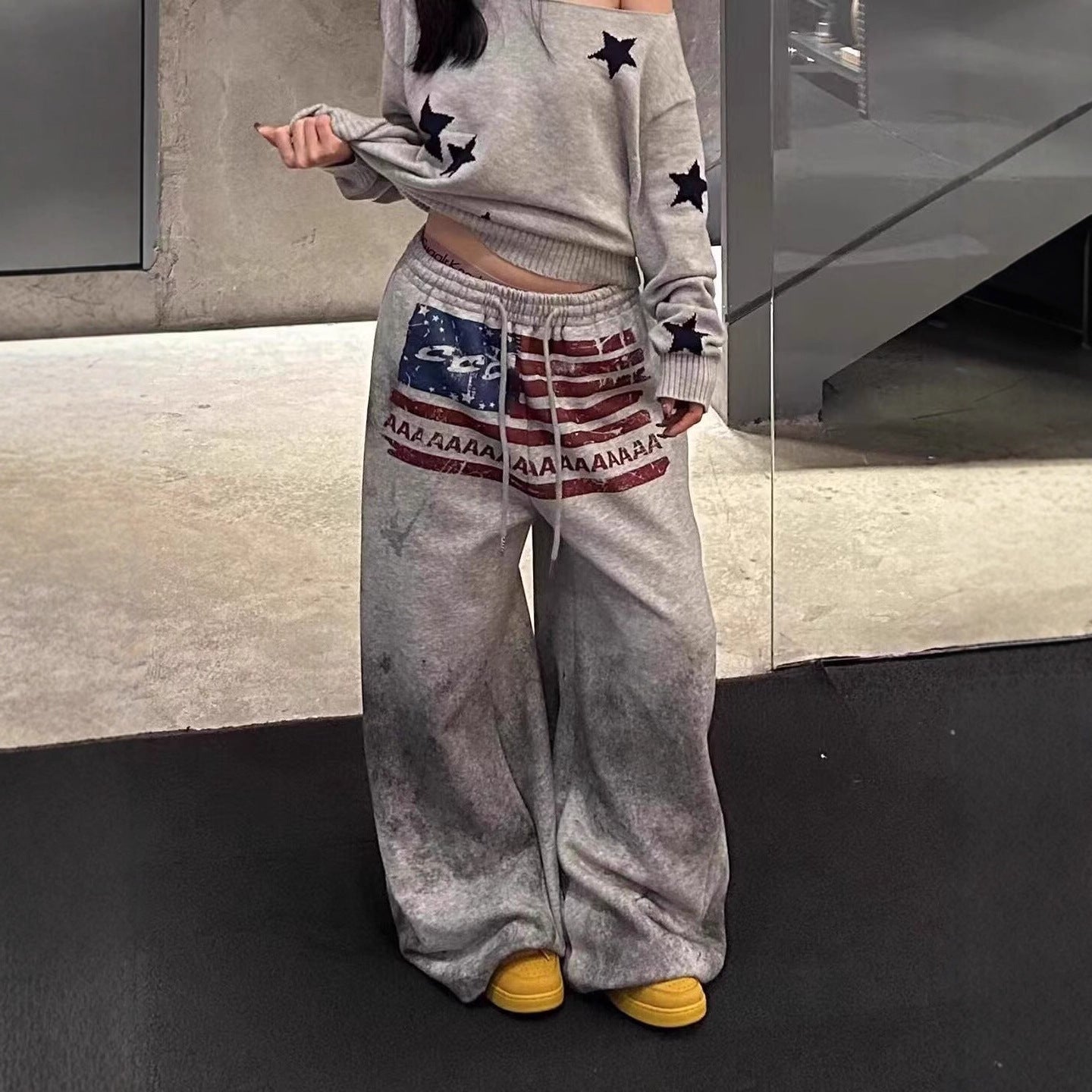 Ubesværet-stil denimjeans med slidt tie-dye og brede ben i joggingbuksestil