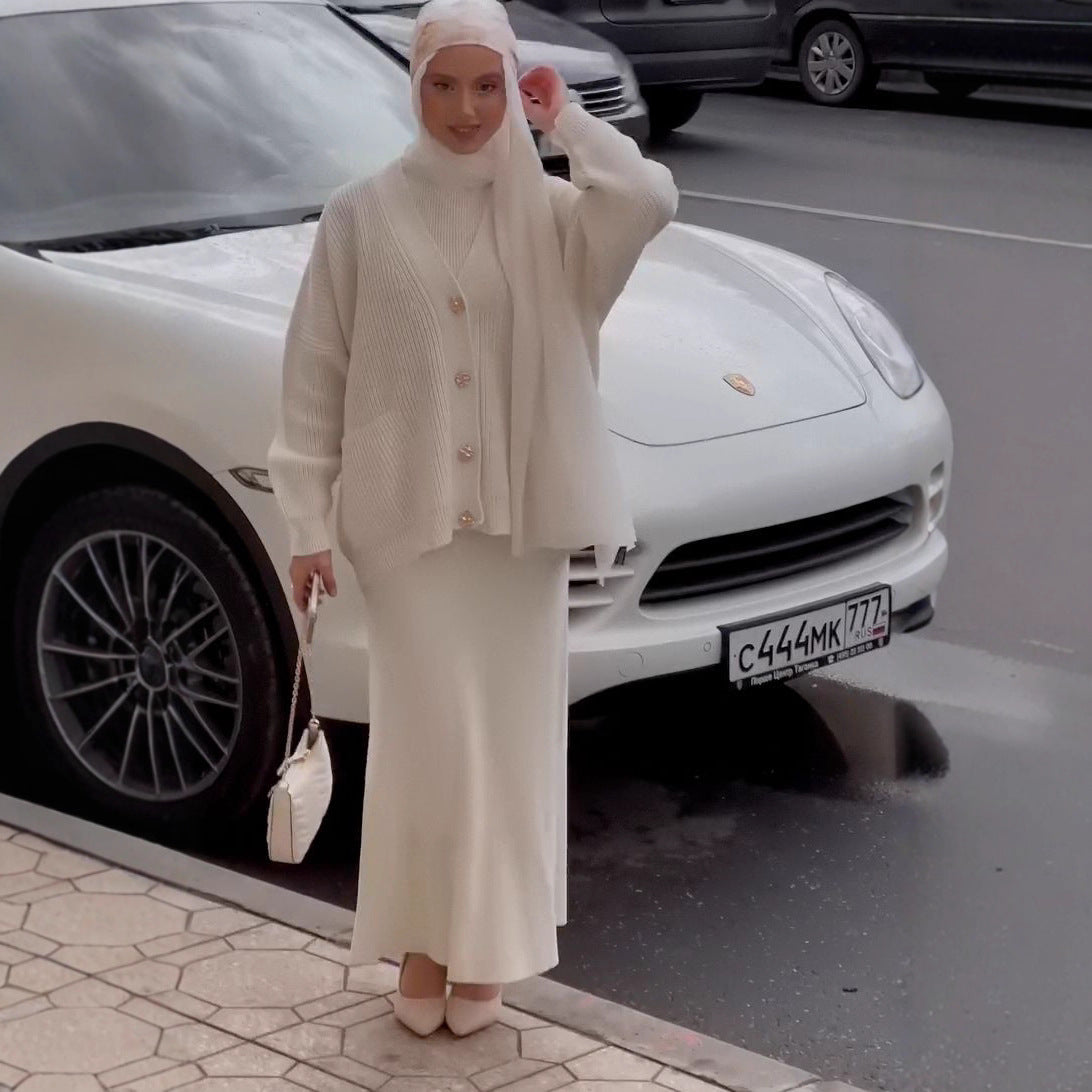 Ny Hyggelig Strikket Cardigan Til Hjemmebrug Parret Med En Figursyet Strikket Nederdel