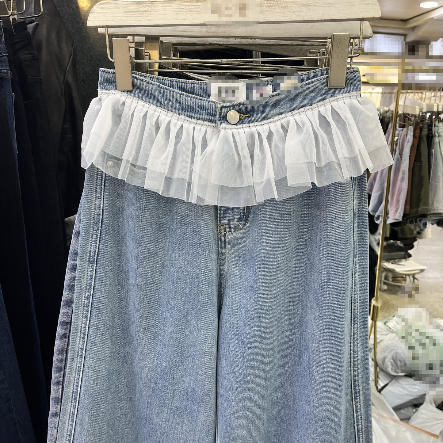 Jeans med brede ben, høj talje og blondesyninger