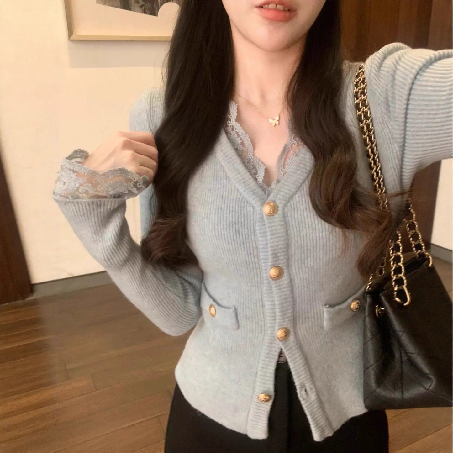 Elegant blonde V-udskæring sweater med guldfarvede knapper