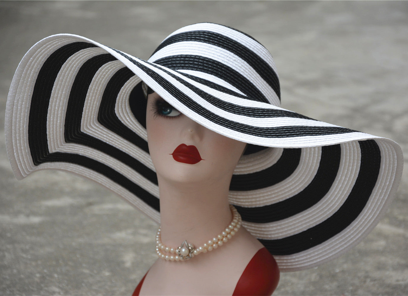 Oversized Hepburn Shade Holiday Straw Hat 18cm