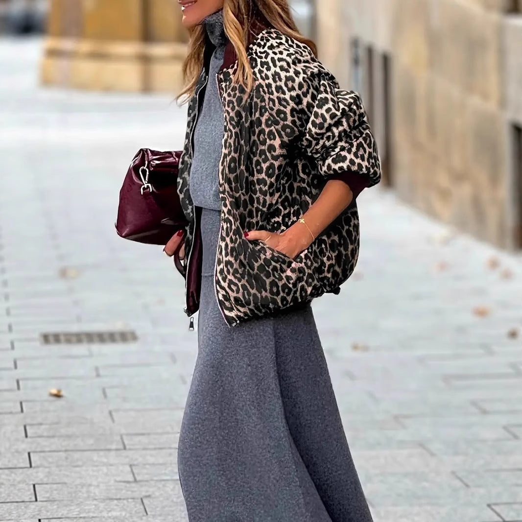 Elegant vendbar lynlåsjakke til kvinder med leopardprint og vinrød afslappet frakke