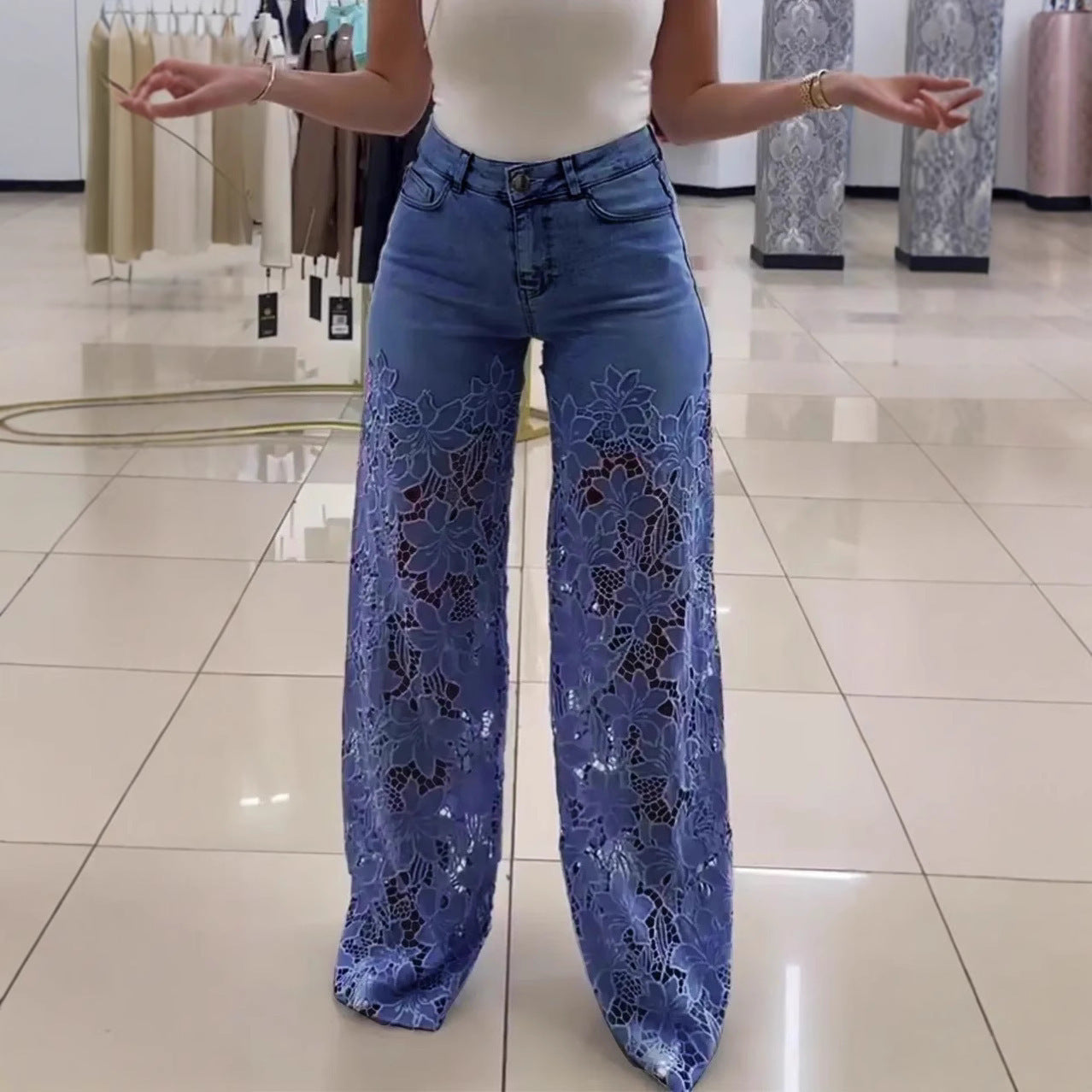 Moderigtige patchwork-denimjeans til kvinder med gennembrudte blondedetaljer