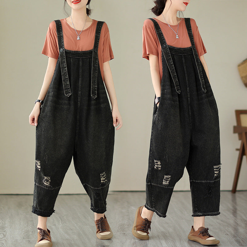 Moderigtige slidte denim-bukser med stropper