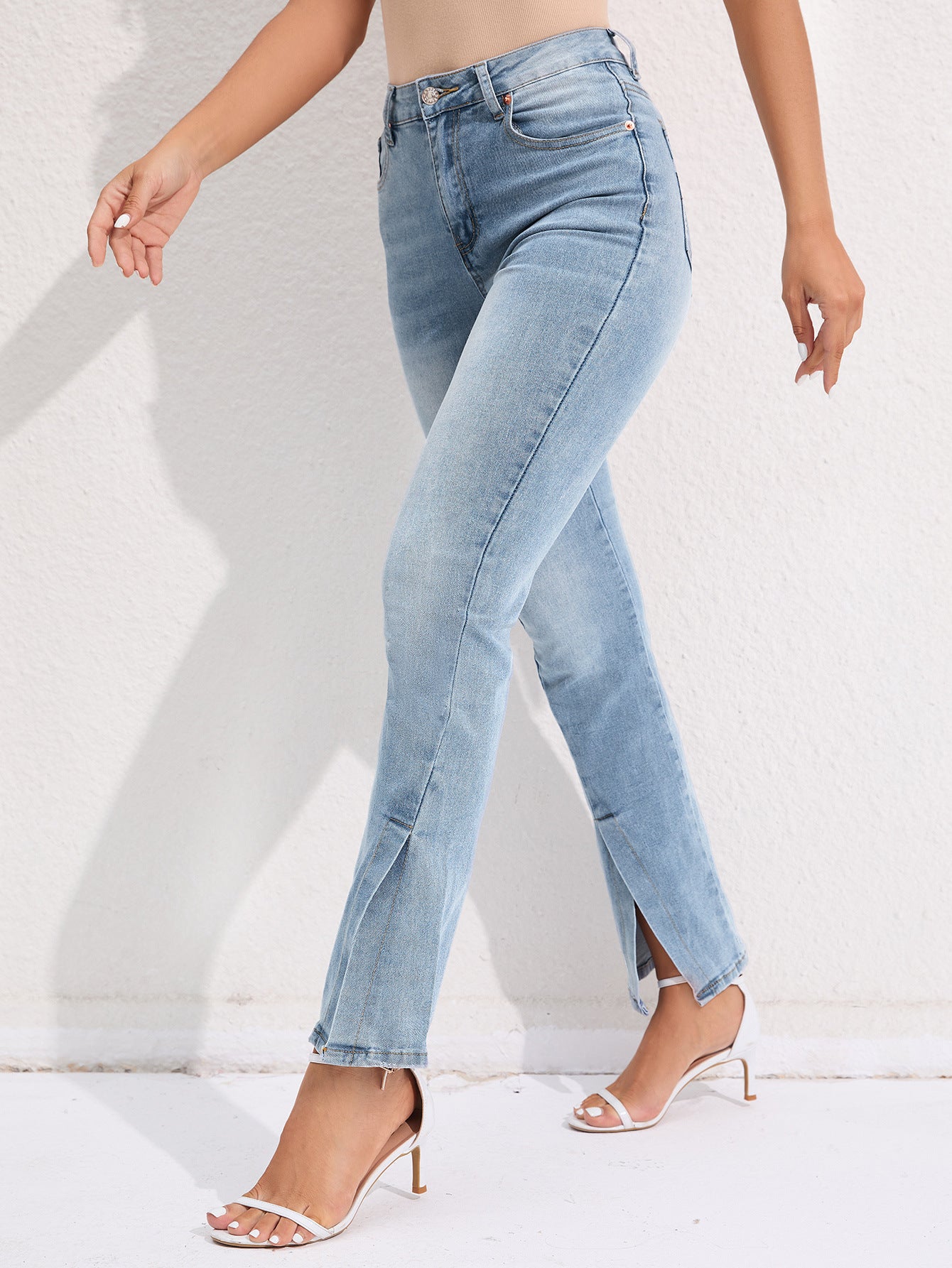 Pendlervenlige lige bukser i moderne strækdenim med vasket look