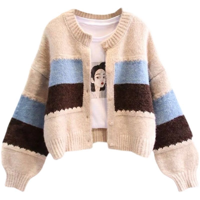 Kort strikket retrocollege-sweater med rund hals til foråret og efteråret