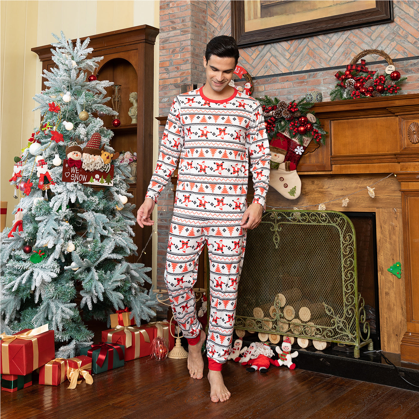 Jule pyjamas til forældre og børn, med print, lange ærmer og rund hals