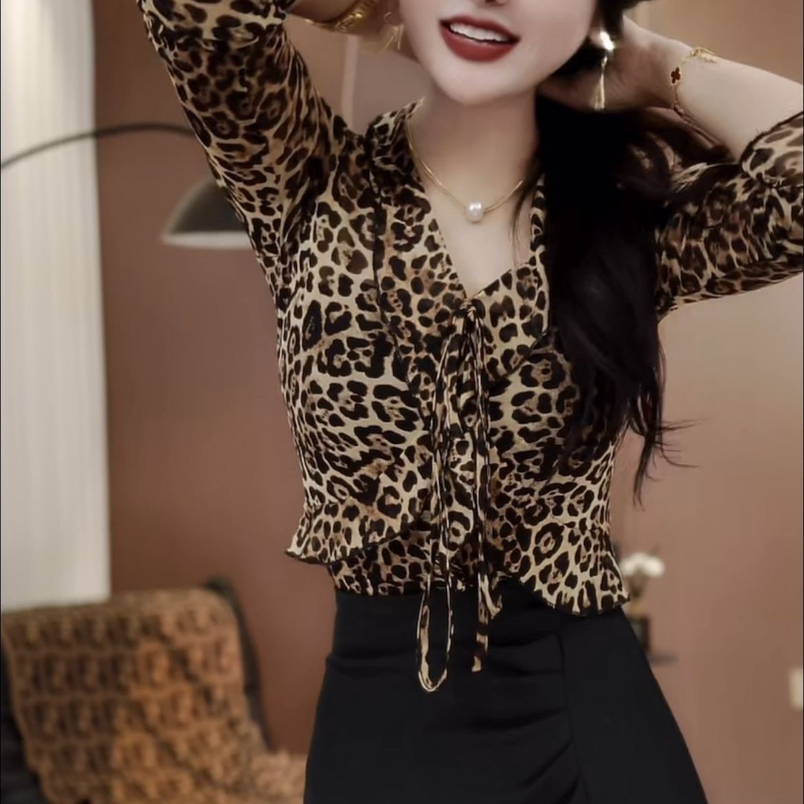Damebluse med fransk print, V-hals og lange ærmer