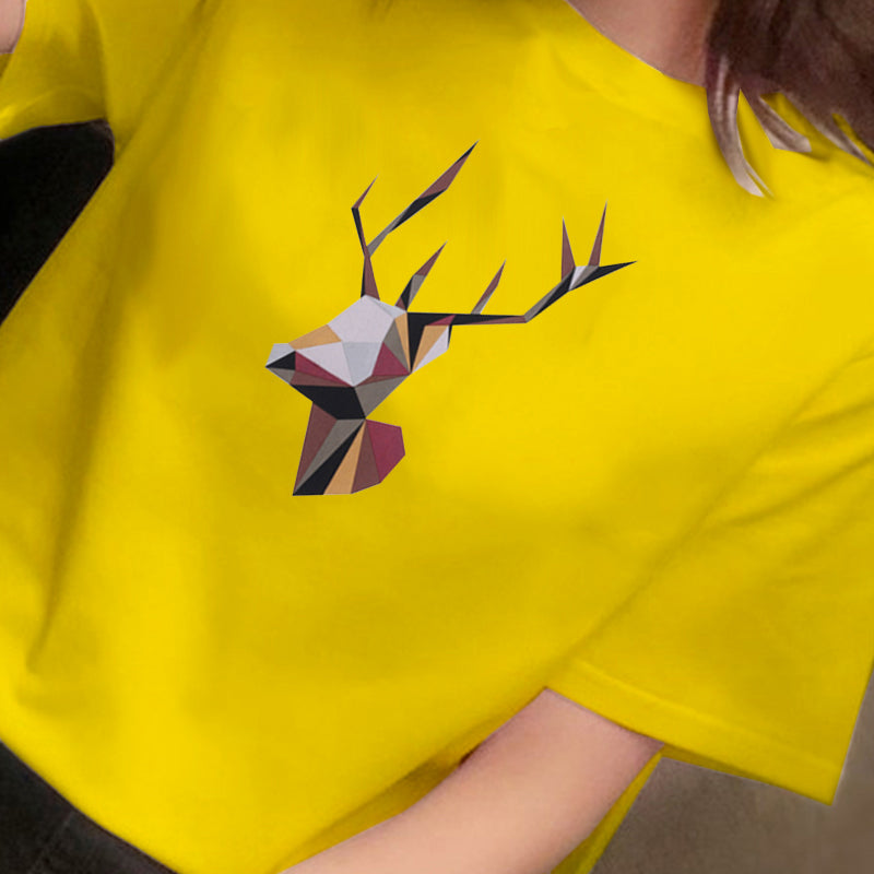 Mandlige og kvindelige par ifører sig studenter-T-shirt med korte ærmer Kvinde