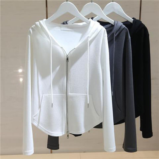 Hvid hættetrøje med lange ærmer, lynlås og kort sweater