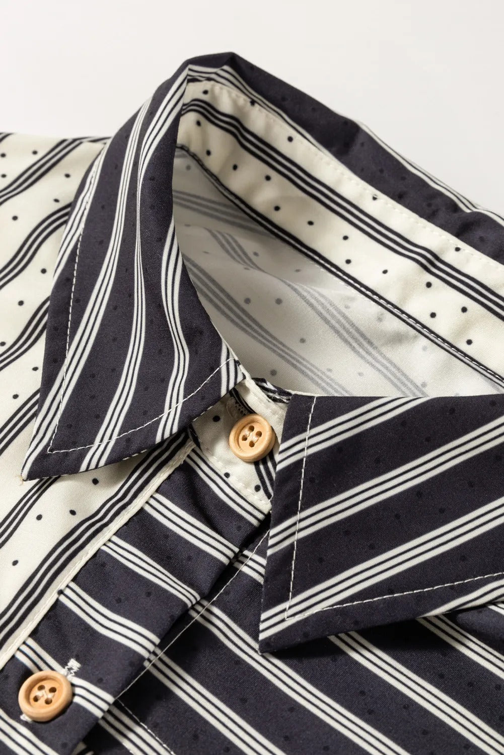 Sortstribet tofarvet patchwork bluse med halvlange knapper og brystlommer