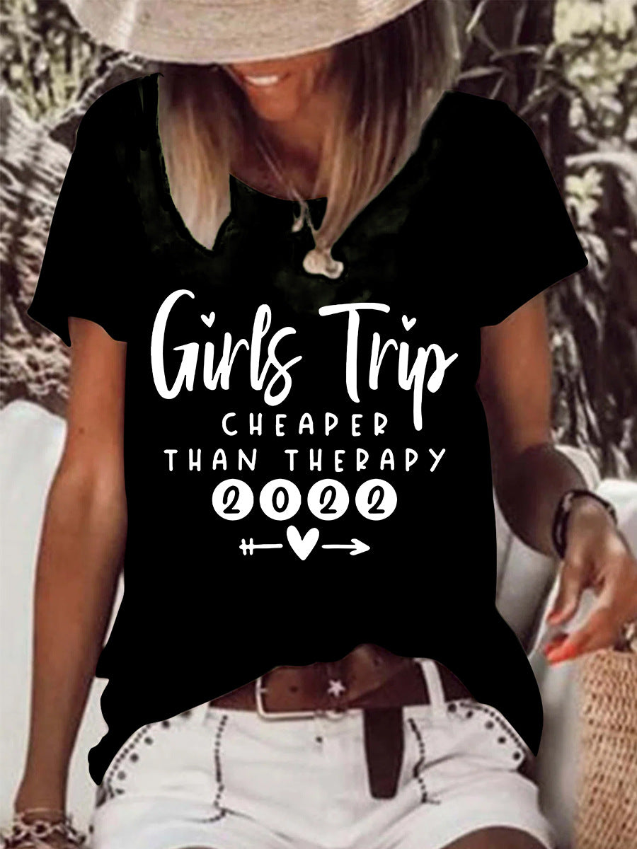 Dame T-shirt med rund hals og print "Than Therapy Girls Trip"