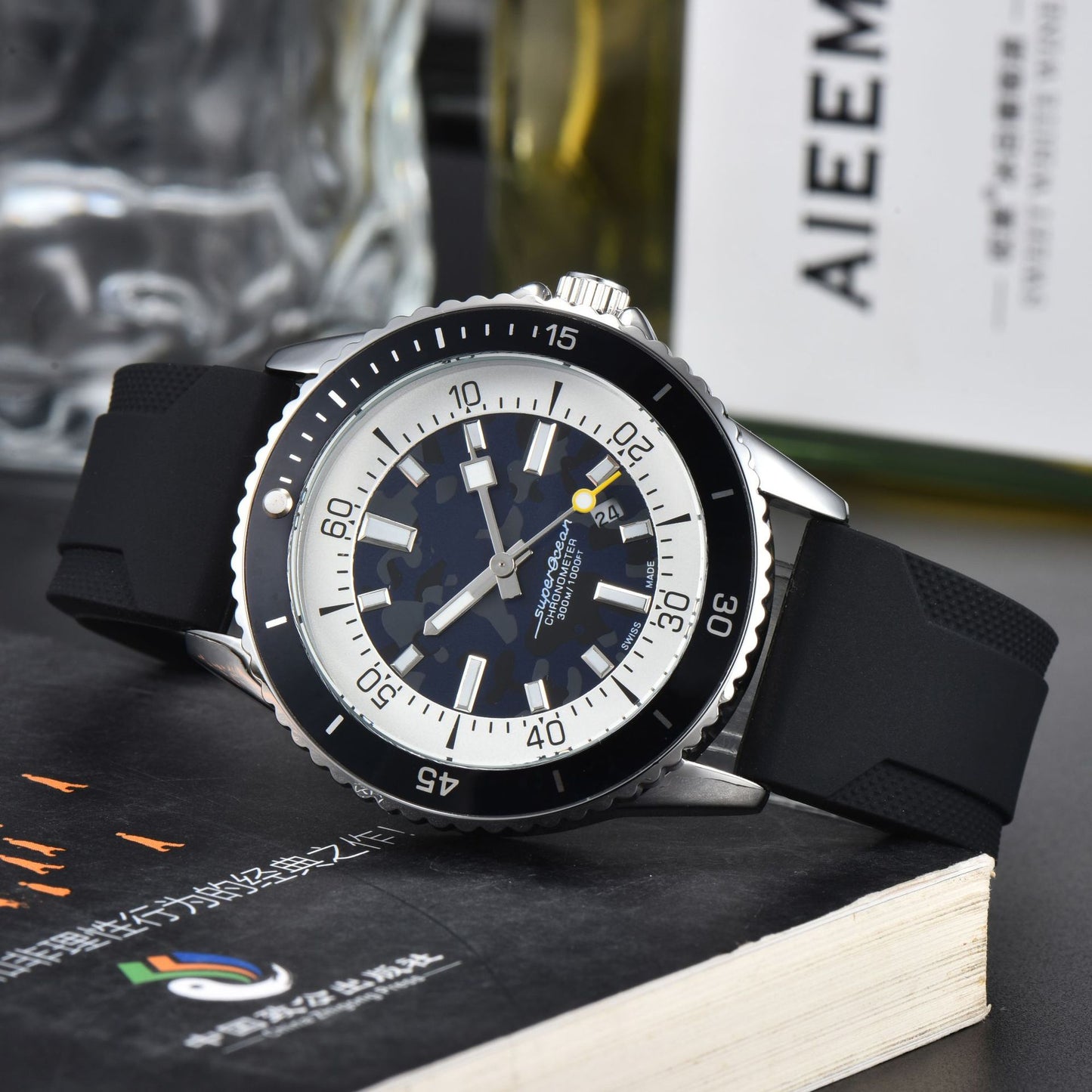 Stylish Mens Quartz Watch With A Silicone Strap