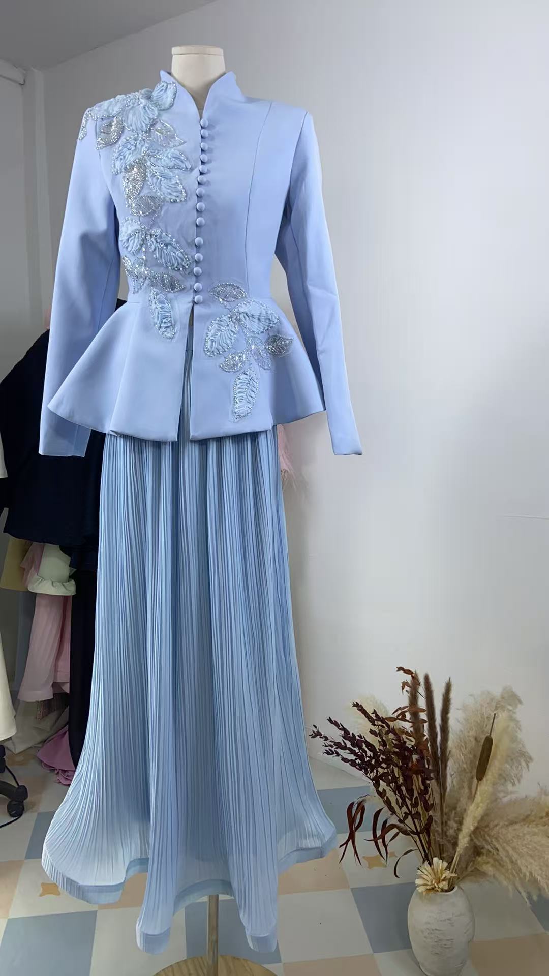 Design A Retro Embroidered Suit And Pleated Skirt Set For International Trade