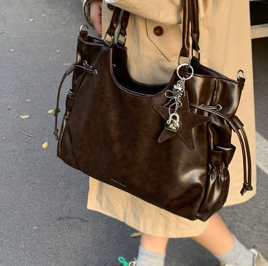 Vintage skuldertaske i bikerstil til kvinder med stor kapacitet