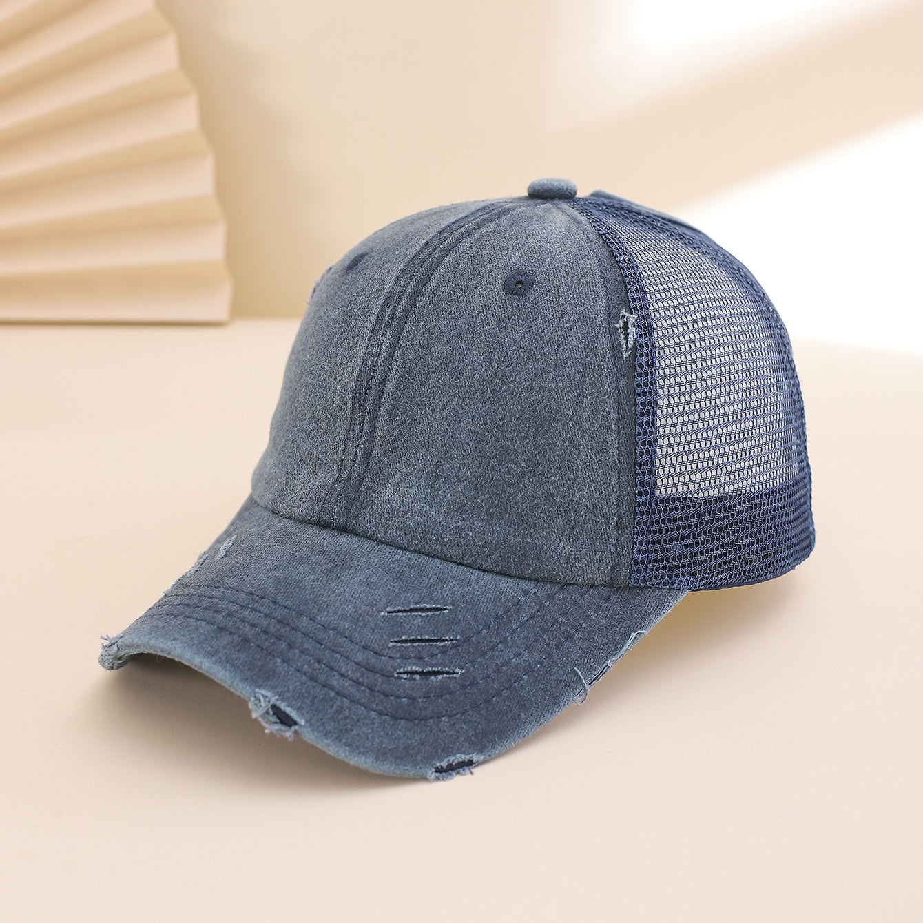 Solid-color, Frayed, Washed-out, Distressed, Mesh-patterned Cap - A Trendy, Youthful, Versatile Baseball Cap That Suits Both Daily Commuting And Outdoor Activities.
