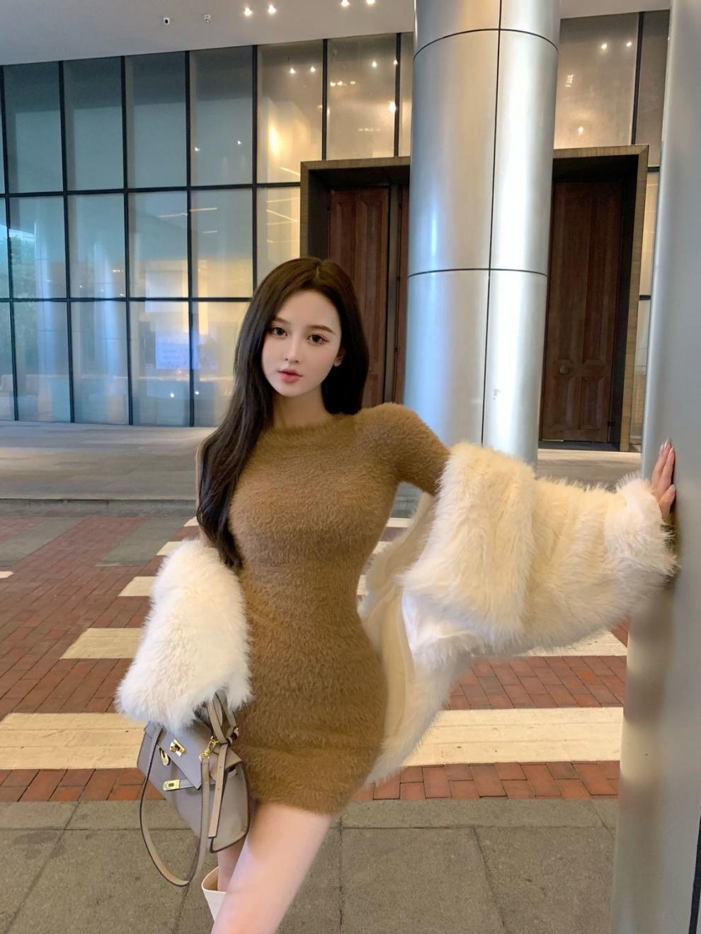 Women's Tight-fitting Cinched Long Sleeve Mink Fur Dress