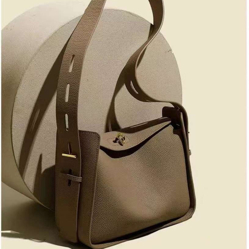 Niche Commuter Design Leather Crossbody Underarm Bag