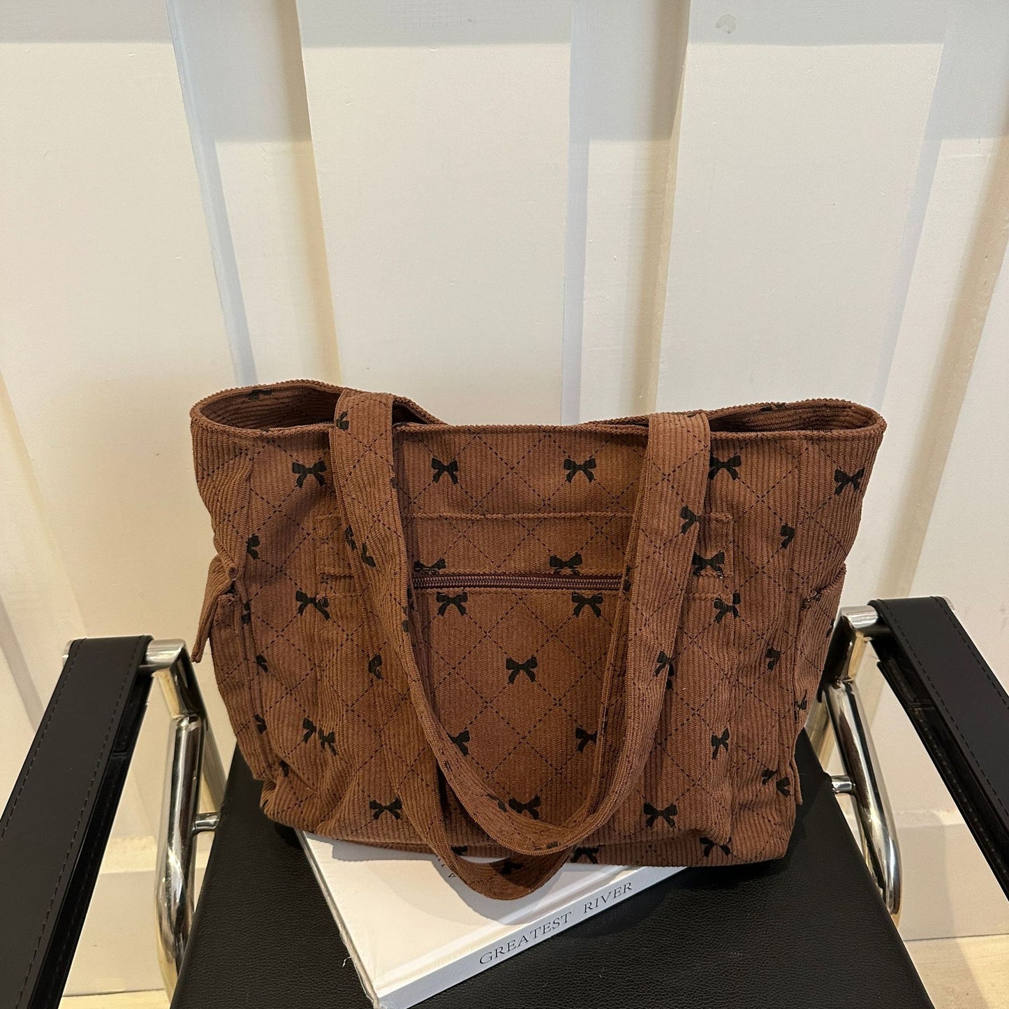 Simple And Stylish Underarm Tote Bag Is Fashionable This Year