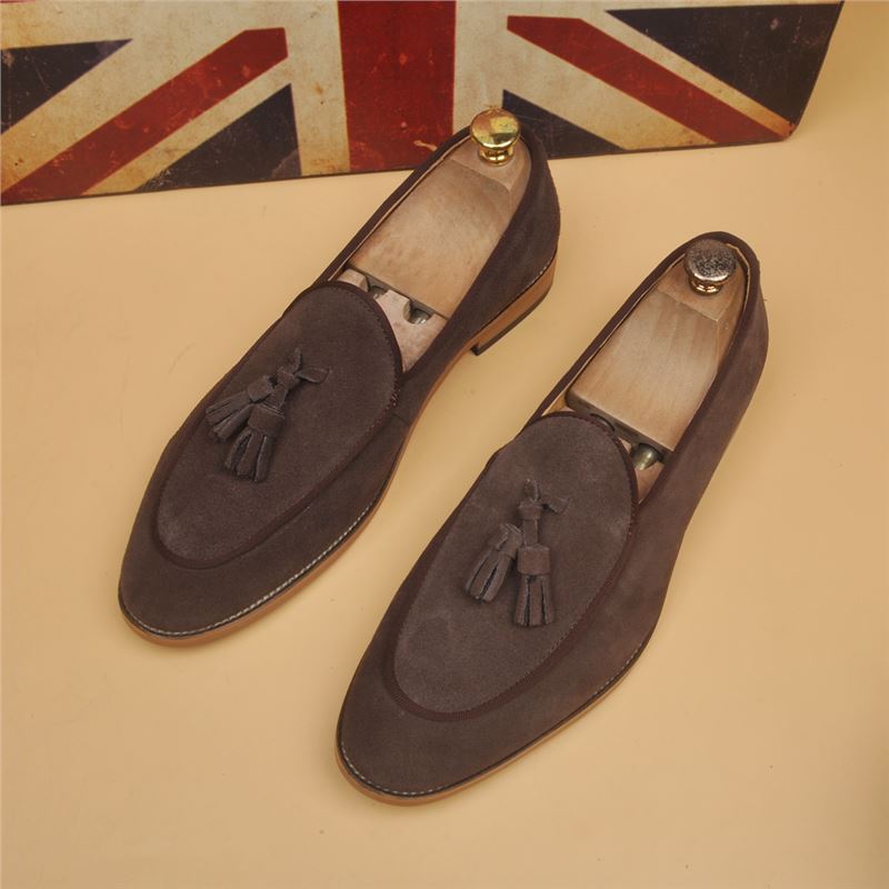 Breathable Mens Slip-on Loafers With A Pointed Toe In A Classic British Style