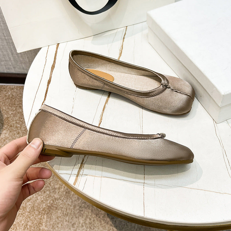 Split-toe Shoes With A Flat Sole Versatile Design And Silk Fabric For A Slimming Look