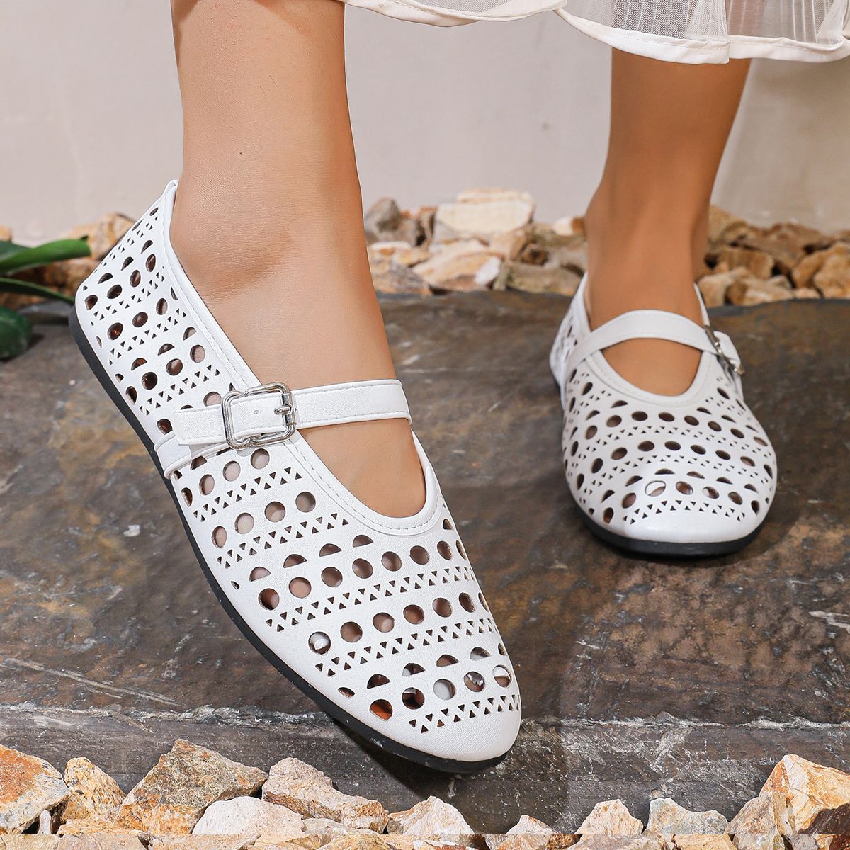 Women's Low-cut Buckle Hollow-out Round Toe Flat Shoes